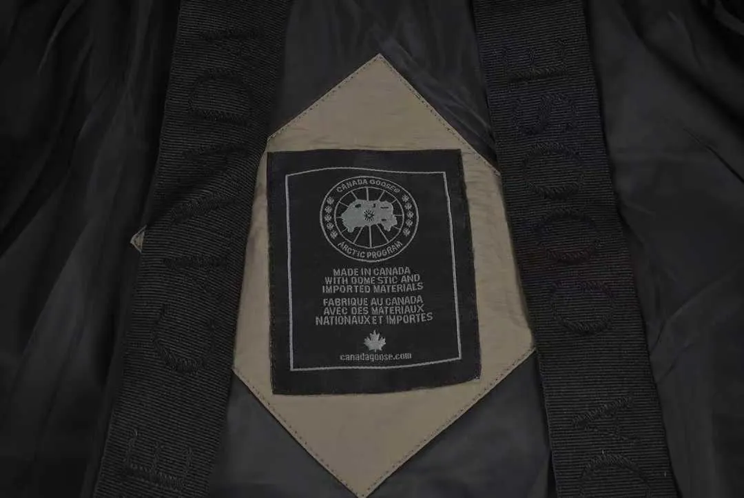 P800 Canada Goose Black Label Down Jacket The goose black label down jacket is a must-have in the outerwear world! The latest designer styles! The goose down jacket has always been a popular element of fashion and is loved by experts from all walks of life! Fashionable hooded cut, high-end customer-supplied fine goose down, high resilience, smooth zipper, strong and firm. Pockets on both sides can store small items, free your hands, and you can go out without worries. It can also meet the need of putting your hands in your pockets👏👏Produced by Big Goose, it can be used as a group uniform by many celebrities. This down jacket uses a double-layer anti-down lining design, which has strong windproof performance and will be very warm in winter! New standard 90% goose down filling, high fluffiness, windproof hooded design. When walking outdoors, pull the collar to the highest position, put your hands in the pockets and it will be very warm. It can be easily controlled by all body types! The interior is equipped with an elastic snow skirt design for better wrapping. The simple and neat style design highlights the masculine temperament. The impeccable style is classic and never goes out of style. It is warm and practical, and it is versatile! You can enter with your eyes closed! Size S-XXL